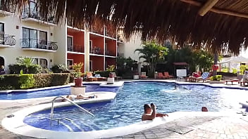 La chica acostada en la orilla de la alberca es evitaloveporn el pendejo que está con el cel es un desconocido que no sab