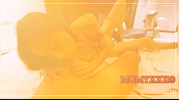 Golpes en la cola de milf putita