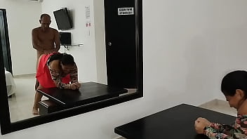 Padrastro e hijastra comparten cama y terminan teniendo sexo intenso espero que no quede embarazada