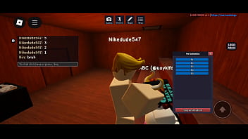 Eu entro em um jogo de porno faço sexo com uma jogadora e os caras nos viram Eu entro em um jogo de porno faço sexo com uma jogadora e os caras nos viram