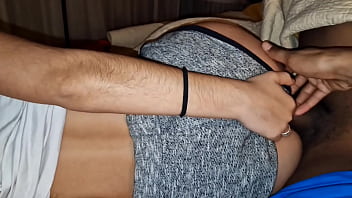 Ella viendo tiktok y yo metiendole mi polla