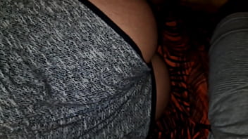 Ella viendo tiktok y yo metiendole mi polla