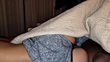 Ella viendo tiktok y yo metiendole mi polla