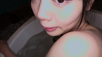 正常位で生挿入。気持ち良さのあまり飛び出ちゃう甘々ボイス！女子校生 美女フェラ 素人 中出し