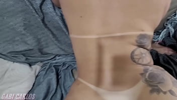 Esposa gosta tanto que goza com squirt e pede leite na boca