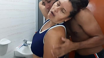 Entro al baño mientras mi suegra se cepilla los dientes y le chupo el culo