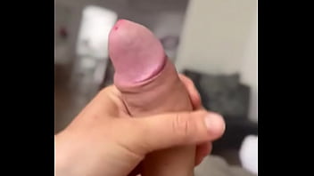 Wataaestán rodando en la otra habitación y se me pone dura como una roca