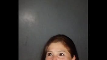 Meu marido me filmando no gloryholi chupando muitas rola