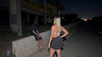 Vídeo de casada com estranho no meio da rua rua