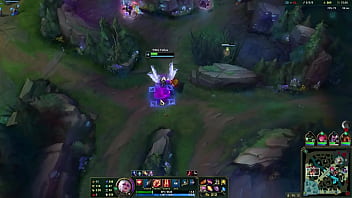 Loira no beco contra duas mulheres e um cara barbudo