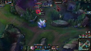 Loira no beco contra duas mulheres e um cara barbudo