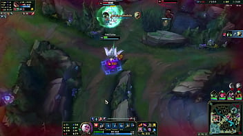 Loira no beco contra duas mulheres e um cara barbudo