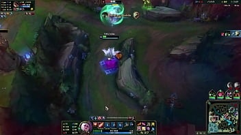 Loira no beco contra duas mulheres e um cara barbudo