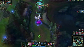 Loira no beco contra duas mulheres e um cara barbudo