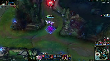 Loira no beco contra duas mulheres e um cara barbudo