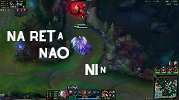 Loira no beco contra duas mulheres e um cara barbudo