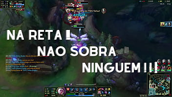 Loira no beco contra duas mulheres e um cara barbudo