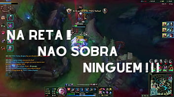 Loira no beco contra duas mulheres e um cara barbudo