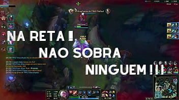 Loira no beco contra duas mulheres e um cara barbudo