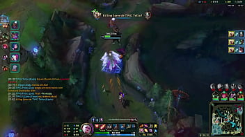 Loira no beco contra duas mulheres e um cara barbudo