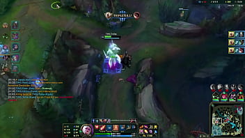 Loira no beco contra duas mulheres e um cara barbudo Loira no beco contra duas mulheres e um cara barbudo