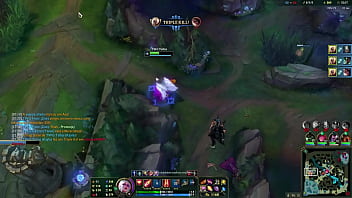 Loira no beco contra duas mulheres e um cara barbudo