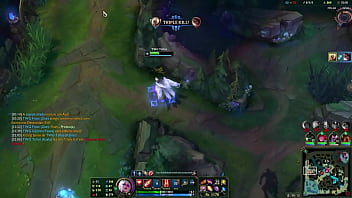 Loira no beco contra duas mulheres e um cara barbudo