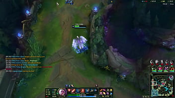 Loira no beco contra duas mulheres e um cara barbudo