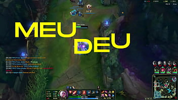 Loira no beco contra duas mulheres e um cara barbudo