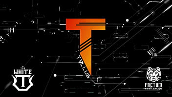 Loira no beco contra duas mulheres e um cara barbudo