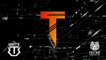 Loira no beco contra duas mulheres e um cara barbudo