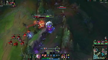 Loira no beco contra duas mulheres e um cara barbudo