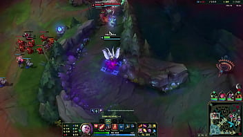 Loira no beco contra duas mulheres e um cara barbudo Loira no beco contra duas mulheres e um cara barbudo