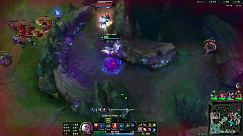 Loira no beco contra duas mulheres e um cara barbudo