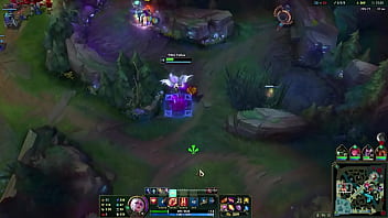 Loira no beco contra duas mulheres e um cara barbudo