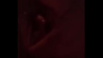 Dedeo mojandose toda la vagima