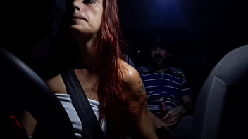 Casada trabalha de motorista de aplicativo e faz sacanagens com passageiros