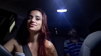 Casada trabalha de motorista de aplicativo e faz sacanagens com passageiros