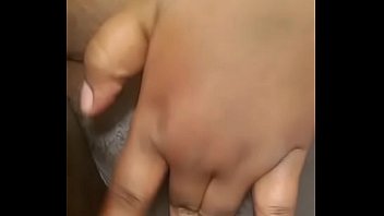 Keniana gordinha mijando