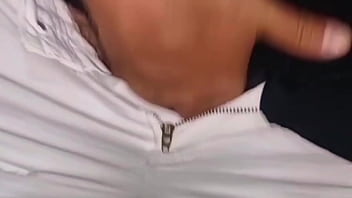 Arriva il figliastro esibizionista col cazzo grosso sborrata in primo piano con sega veloce gemiti caldi intensi