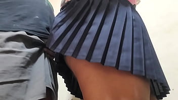 Estudante ganha uma gozada dentro do trem