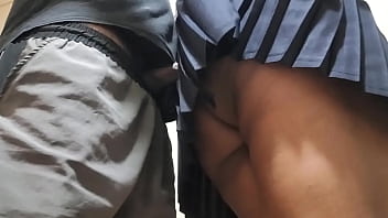 Estudante ganha uma gozada dentro do trem