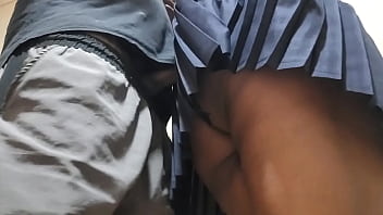 Estudante ganha uma gozada dentro do trem