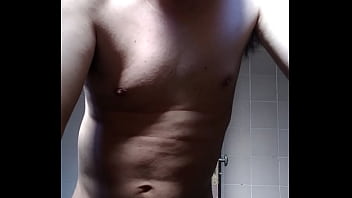 Homem sem camisa se mostrando