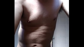 Homem sem camisa se mostrando