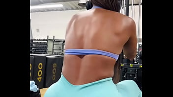 Gostosa na academia de fio dental