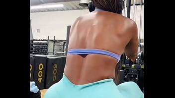 Gostosa na academia de fio dental