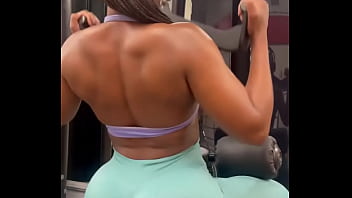 Gostosa na academia de fio dental