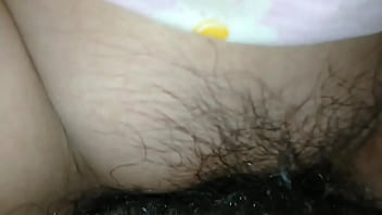 แหกหีเธอออกแล้วเอาควยถูเม็ดแตดก่อนจะเย็ดหีจนน้ำแตก