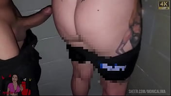 Parei para abastecer porem acabei encontrando um safado que me convenceu e me levou ao banheiro do posto mesmo